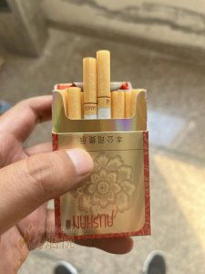 阿里山小金花 這款煙外觀還是挺唬人的,金燦燦的,陽光下拿出來亮閃閃,上面一朵刺繡...